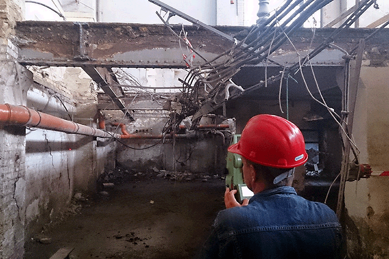 Földmérés egy romos gyár környékén