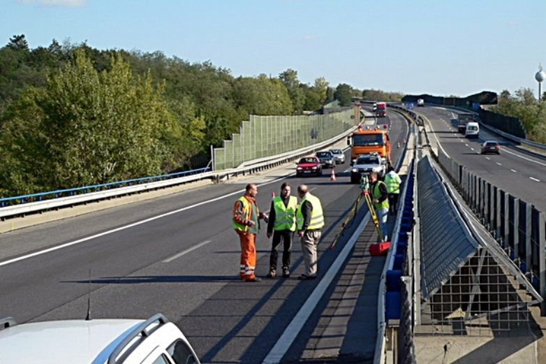 Földmérési munkálatok az M1-es autópálya mentén