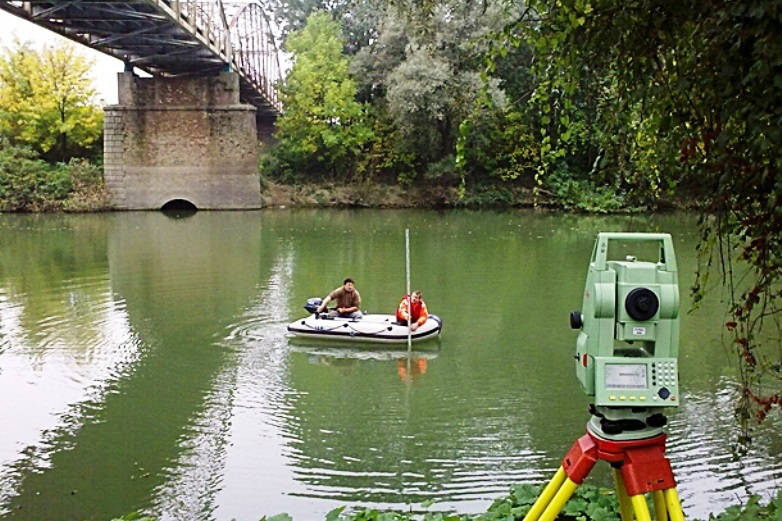 Földmérés a kiskőrösi és nagykőrösi folyók híd alatti szakaszán motorosos csónakban