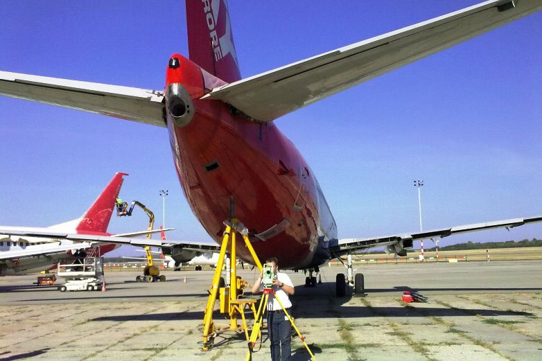 Földmérés a MALÉV területén, melyen egy repülőgép méreteit határozzuk meg, költöztetési célból
